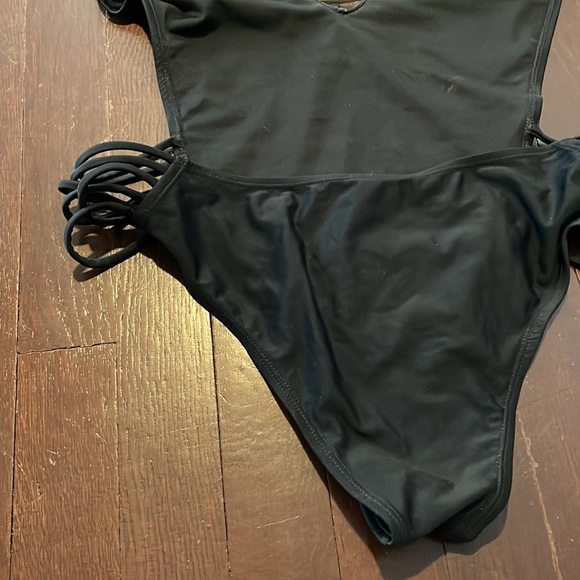 Women's Tobi Fine Line Strappy One Piece Swimsuit Large - Picture 13 of 15